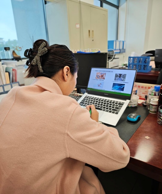 人拿着笔记本电脑AI 生成的内容可能不正确。