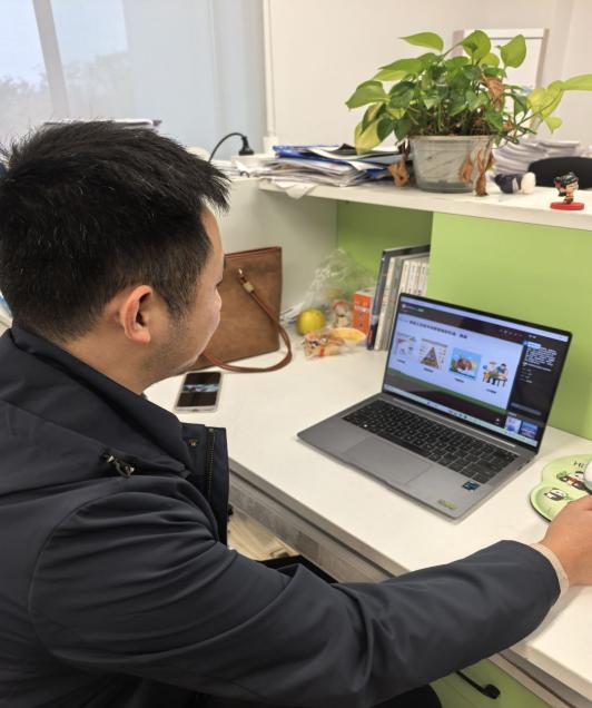 人在玩电脑AI 生成的内容可能不正确。